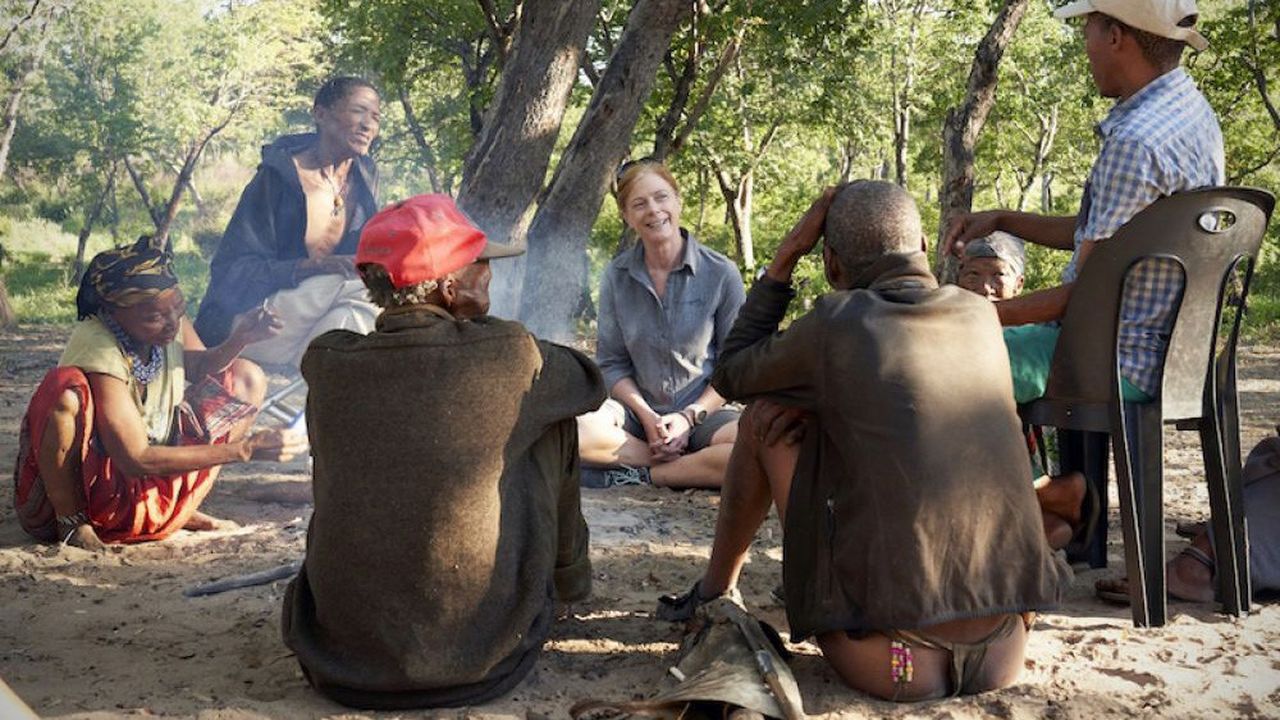 Vanessa Hayes apprenant à faire du feu avec un groupe de chasseurs-cueilleurs khoïsans. Les Khoïsans, qui parlent le « jul'hoan », s'appellent eux-mêmes les « jul'hoansi », ce qui signifie les « hommes vrais ».