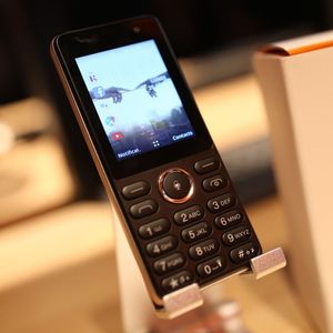 Orange a lancé le Sanza cette année, un téléphone basique à 20 dollars pouvant accéder à la 3G.
