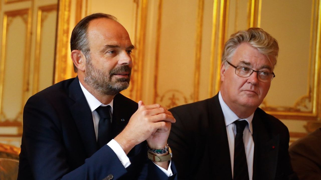 Le Premier ministre, Edouard Philippe (à gauche), a répété qu'il faudrait travailler plus. Le haut-commissaire aux Retraites, Jean-Paul Delevoye (à droite), a étudié la création d'un âge-pivot afin de repousser l'âge effectif de départ à la retraite.