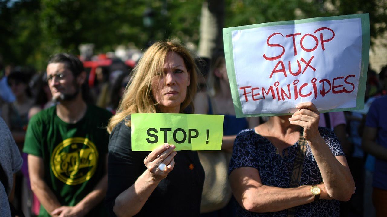 Ces derniers mois, de nombreuses associations mènent des actions pour réclamer des mesures concrètes du gouvernement pour protéger les femmes victimes de violences, comme ici une manifestation organisée à Paris en juillet 2019.