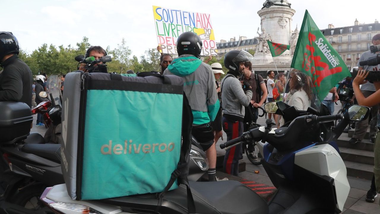 Cet été, des livreurs de Deliveroo ont organisé des manifestations pour protester pour le changement des conditions tarifaires de la plate-forme de livraison de repas.
