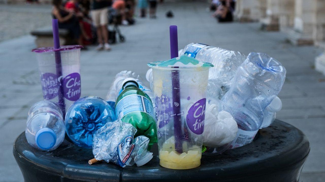 La France ne collecte que 57% de ses bouteilles en plastique, car si les collectivités locales atteignent 74% de collecte au foyer des ménages, en revanche le «hors foyer »  (gares, voirie et autres espaces publics) a peu de poubelles de collecte sélective du plastique.