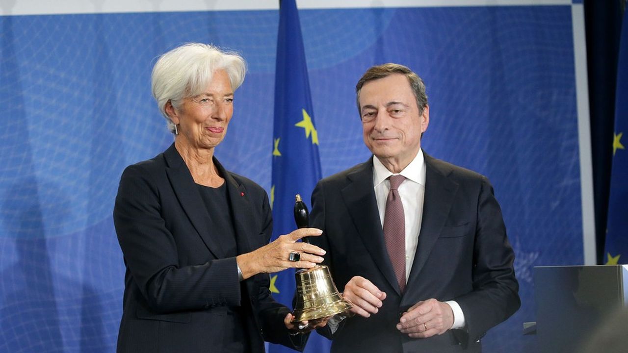 Christine Lagarde et Mario Draghi, lors de leur passation de pouvoir à la tête de la BCE, le 28 octobre à Francfort.