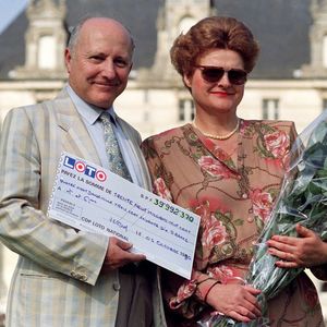 Des gagnants du Loto en 1990. Le jeu, créé en 1976, reste l'un des produits phares de la Française des Jeux, même s'il a été supplanté par les jeux de grattage.