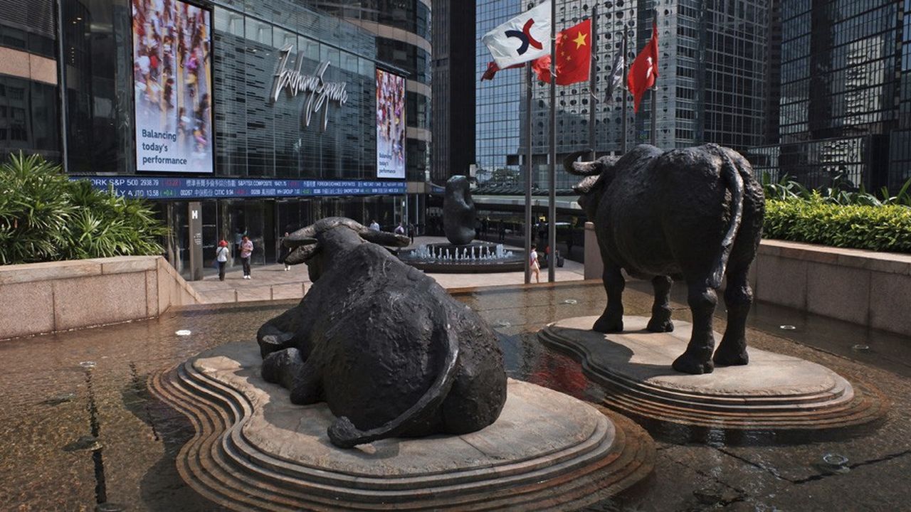 Dans les premiers échanges, l'indice Hang Seng a plongé de 1,62 % à 26.455,21 points. La Bourse de Shanghai lâchait 0,29 % à 2.902,55 points.