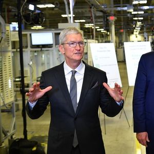 Tim Cook et Donald Trump lors de la visite de l'usine Apple à Austin (Texas) mercredi.