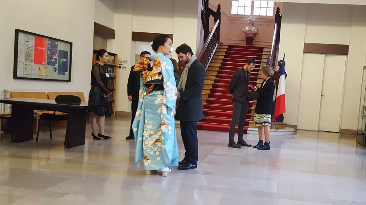 Les élèves internationaux de l'ENA, parfois en habit traditionnel, avaient invité leur famille et les diplomates de leur pays présents en France pour la cérémonie de remise des diplômes, dans les locaux parisiens de l'ENA, le 12 novembre.