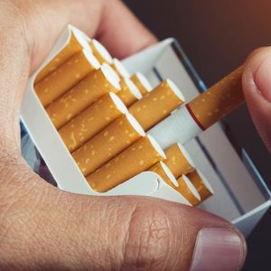 Une nouvelle augmentation de la taxe sur le tabac se répercuterait plus lourdement sur le budget des personnes les plus précaires.