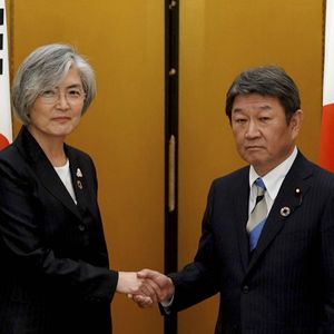 Les ministres des Affaires étrangères coréen et japonais ont convenu d'organiser un sommet bilatéral en décembre.
