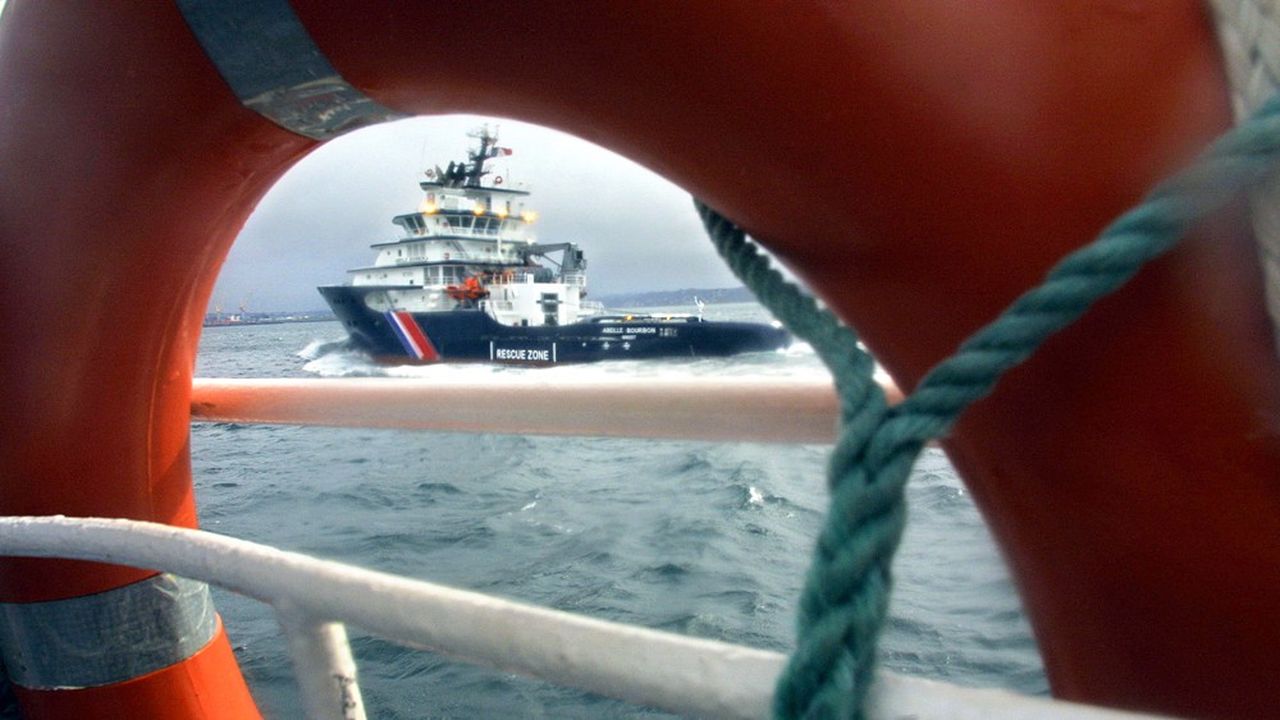 Le nouveau remorqueur de haute mer français l'Abeille Bourbon, en charge de la sécurité maritime au large de la pointe Bretagne, arrive, le 8 avril 2005 dans le port de Brest, son port d'attache, en provenance de Norvège. AFP PHOTO FRED TANNEAU (Photo by FRED TANNEAU/AFP)