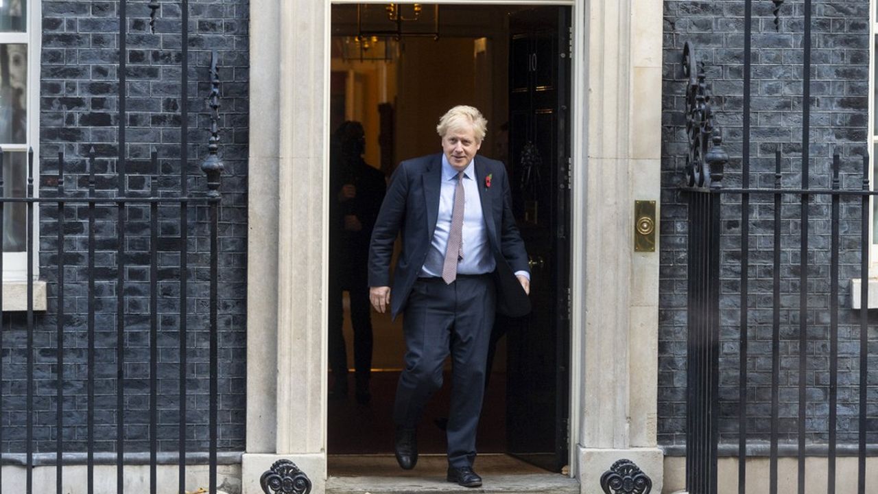 Selon les sondages le parti du Premier ministre britannique Boris Johnson reste en tête du scrutin avec 43 % des intentions de vote.