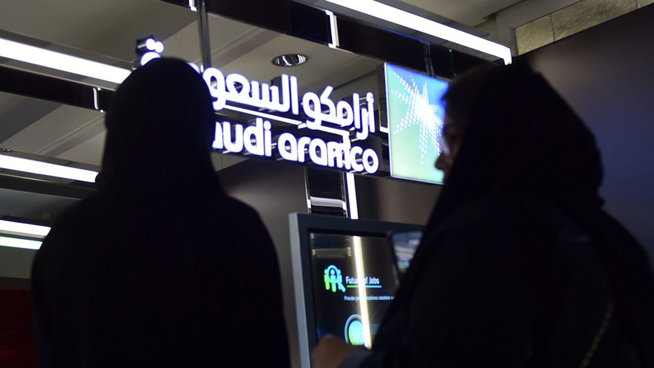Des visiteurs du stand Saudi Aramco lors du Misk Global Forum à Riyad le 13 novembre 2019.