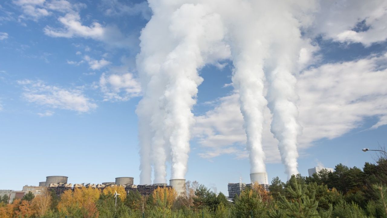 Selon les ONG, les investissements de BNP Paribas, Crédit Agricole, Société Générale et BPCE dans le secteur des énergies fossiles ont atteint plus de 2 milliards de tonnes équivalent CO2 en 2018, soit 4,5 fois les émissions de la France cette même année.