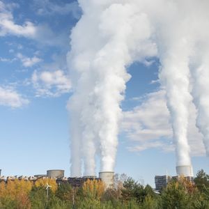 Selon les ONG, les investissements de BNP Paribas, Crédit Agricole, Société Générale et BPCE dans le secteur des énergies fossiles ont atteint plus de 2 milliards de tonnes équivalent CO2 en 2018, soit 4,5 fois les émissions de la France cette même année.
