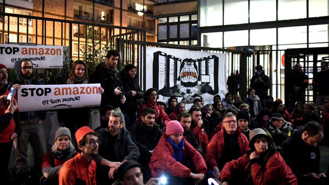 Entre 50 et 100 défenseurs de l'environnement - membre des groupes ANV-COP21 et Amis de la Terre notamment - ont bloqué brièvement un centre de distribution d'Amazon en région parisienne.