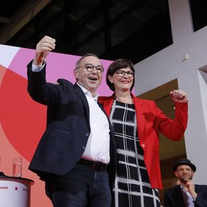 Encore inconnus du grand public il y a quelques semaines, Saskia Esken et Norbert Walter-Borjans ont obtenu 53,06 % des voix.