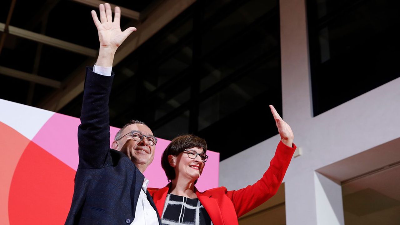 Le taux de participation de 54,09 % de cette élection, dont les résultats ont été présentés samedi soir au siège du SPD, montre que les deux duos qui s'affrontaient n'ont pas réussi à mobiliser une base sociale-démocrate par ailleurs très divisée sur la direction que doit prendre le parti.