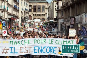 Des manifestants lors de la Marche pour le climat, samedi 13 octobre à Rouen (Seine-Maritime).
