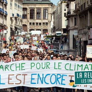 Des manifestants lors de la Marche pour le climat, samedi 13 octobre à Rouen (Seine-Maritime).