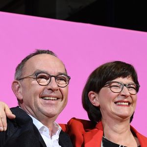 Norbert Walter-Borjans et Saskia Esken conditionnent le maintien du SPD au sein du gouvernement à une renégociation du contrat de coalition, sur la base des nouvelles orientations qui seront fixées lors du congrès du parti le week-end prochain.