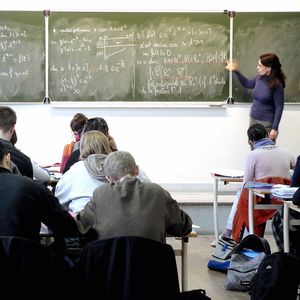 Les élèves français estiment ne pas être assez soutenus par leurs enseignants. Seuls 57 % affirment que ces derniers s'intéressent aux progrès de chaque élève, contre 70 % en moyenne dans l'OCDE.