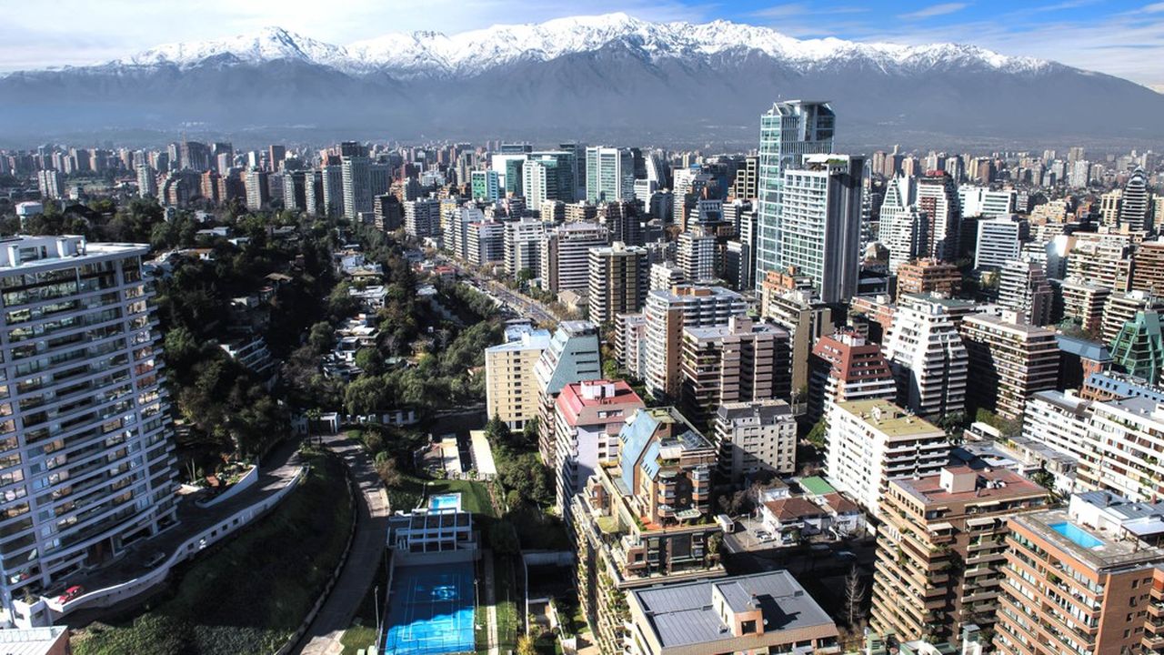 Le Chili (quartier financier de Santiago du Chili) a dépensé quatre fois plus pour défendre sa monnaie que pour répondre aux attentes des manifestations