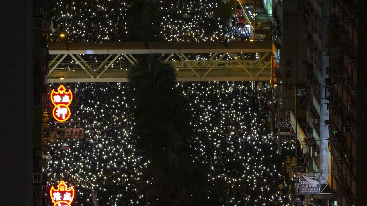 A la tombée de la nuit, les participants ont allumé la lumière de leurs téléphones, créant un immense tapis de lumière, et entonné des chants.
