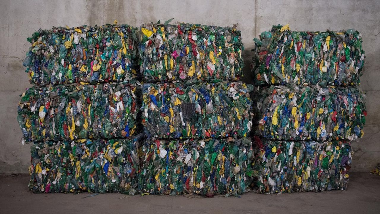 Des déchets en plastique compressés, à Fos-sur-Mer, en septembre.