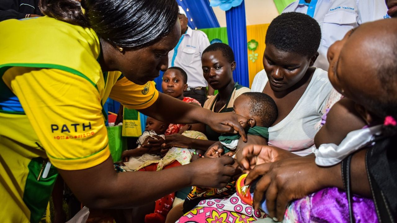 Un agent de santé vaccine le 13 septembre dernier un enfant à Ndhiwa, au Kenya.