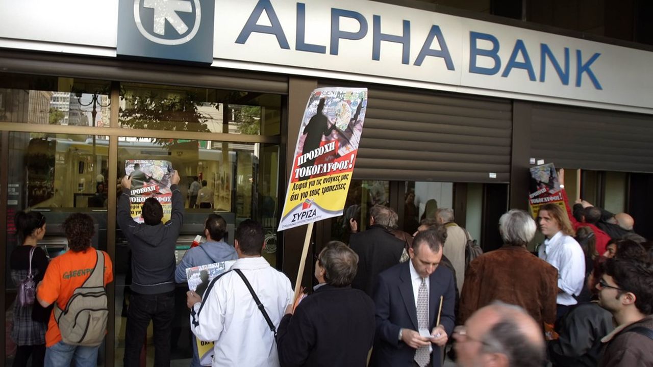 Des membres de Syriza manifestent en novembre 2008 devant une banque.