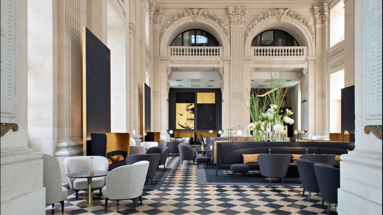 Dans l'Intercontinental Lyon, le visiteur peut parcourir les cours aménagées comme des espaces publics et même déambuler sous le grand dôme, une icône de la ville, sans obligation de consommer au bar.