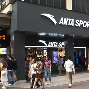 Avec un chiffre d'affaires attendu à 4,1 milliards d'euros cette année, Anta fait déjà partie des plus gros équipementiers sportifs de la planète.