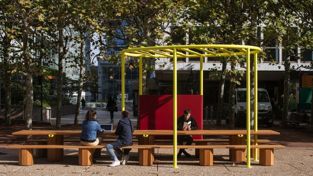 Conçu par le designer autrichien Robert Stadler,  cet ensemble de mobilier urbain de la Tôlerie Forézienne  est actuellement en phase de test à La Défense dans le cadre d'un appel d'offres destiné à l'équipement  complet de la dalle. 
