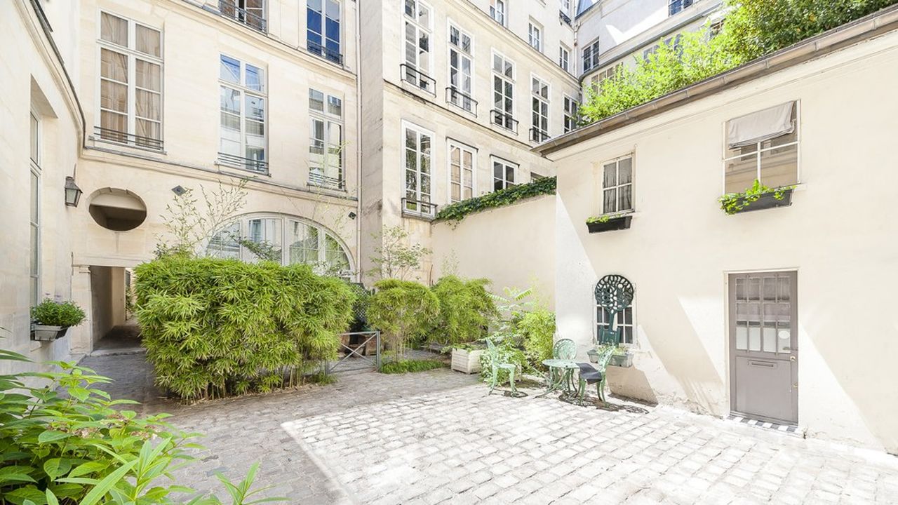 Dans le quartier du Marais un appartement niché dans un immeuble du 17e siècle donne sur une cour calme.