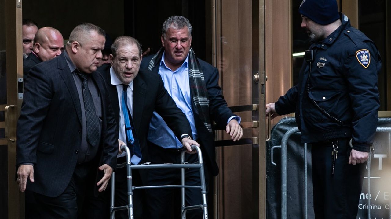 Mercredi, Harvey Weinstein est apparu à la sortie d'un tribunal de New York derrière un déambulateur et encadré de vigiles, dans une image digne d'un film de gangsters. Il comparaissait dans le cadre d'entorses à son régime de liberté sous caution.