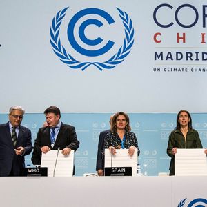 Teresa Ribera, ministre de la Transition écologique de l'Espagne, pays hôte de la COP25, aux côtés de Carolina Schmidt, son homologue du Chili qui préside cette 25e conférence internationale sur le climat organisée par les Nations Unies.