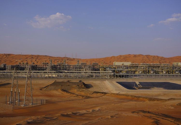 Installations pétrolières d'Aramco dans le désert saoudien. La compagnie nationale est valorisée à elle seule 1 700 milliards de dollars.