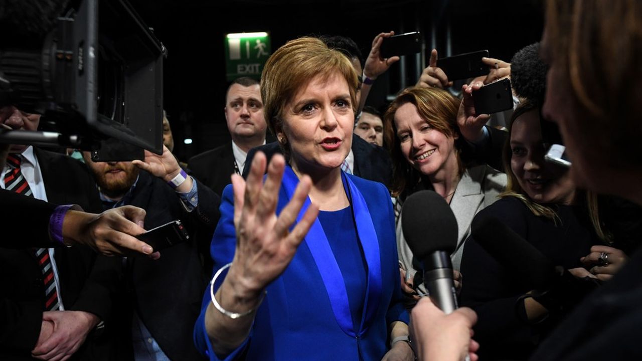 Le « Scottish National Party », le parti indépendantiste auquel appartient la Première ministre écossaise, a obtenu 48 sièges, sur les 59 représentant l'Ecosse au Parlement de Westminster.
