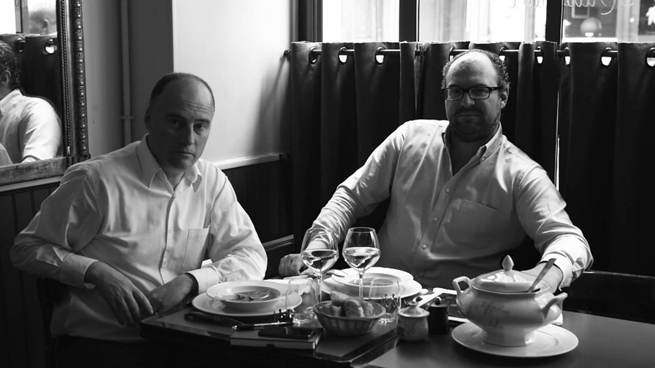 Serge Le Clerc de Bussy, à droite, et Fabien Sanz, à gauche, n'hésitent pas à se mettre en scène pour vendre la « note française » qu'apprécient leurs clients à l'étranger.