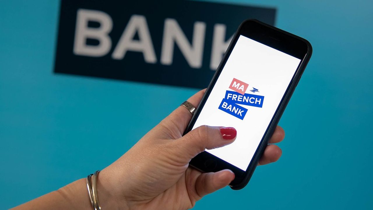 Main d’une femme qui tienne un smartphone avec le logo de Ma French Bank