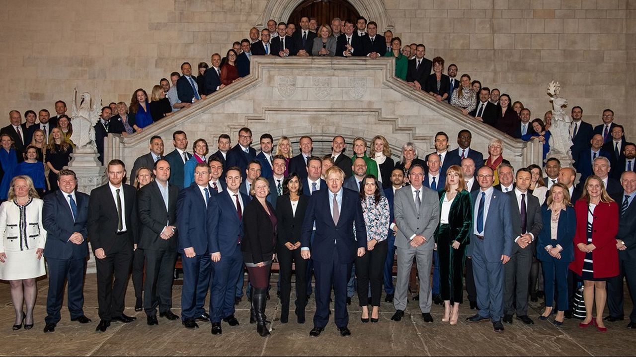 Les 109 nouveaux députés conservateurs ont posé lundi autour de leur leader, Boris Johnson, sur l'escalier du grand Hall du Parlement de Westminster.