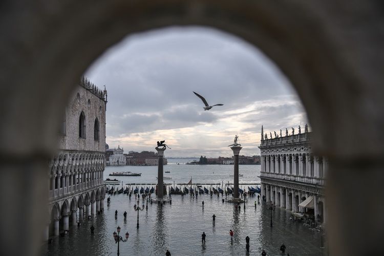 Pour de nombreux Vénitiens, la grande marée du 12 novembre, qui a causé 1 milliard d'euros de dégâts selon le maire, a été un véritable coup de semonce.