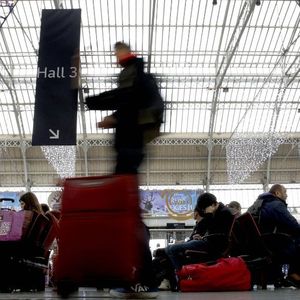 Gare de Lyon, des voyageurs attendent.