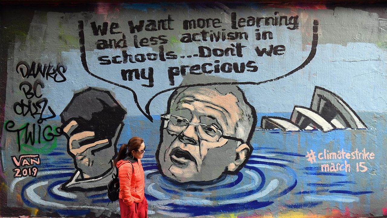 Le Premier ministre australien, Scott Morrison, caricaturé sur un mur de Melbourne un morceau de charbon à la main, fustigeant un rassemblement d'étudiants contre le changement climatique.