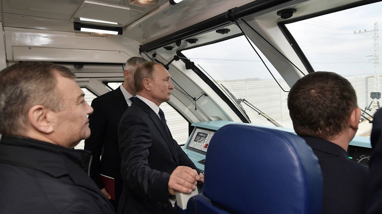 Le président russe a pris place dans la cabine du conducteur pour ce premier trajet entre la Russie et la Crimée