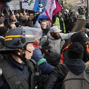 Ce lundi à Paris, des manifestants contre la réforme des retraites se sont rassemblés devant et dans la gare de Lyon.