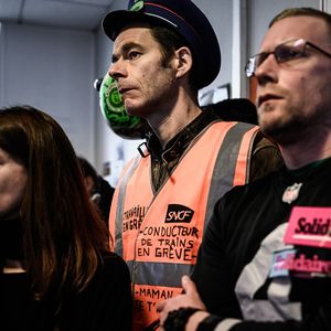 Légalement, un agent de la SNCF ne peut pas cumuler la grève et des congés payés, rappelle-t-on à la SNCF, car les grévistes se placent hors du contrat de travail.