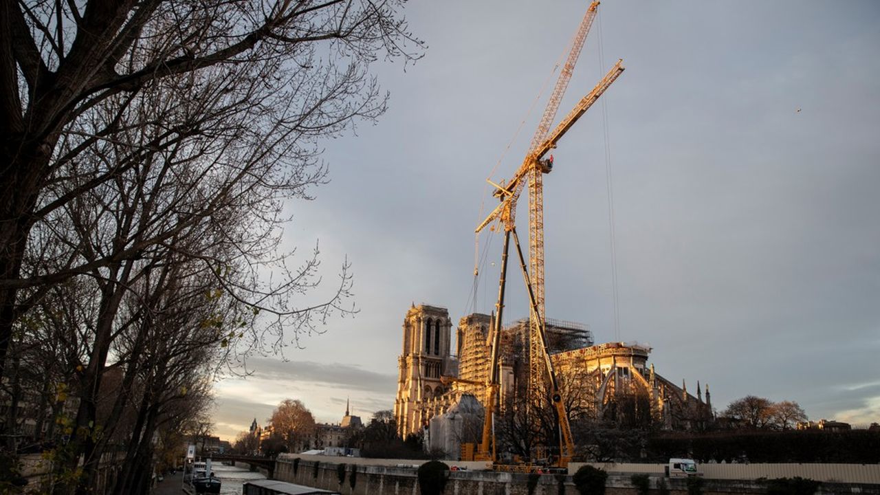 Depuis quelques jours, une grue géante a été installée près de Notre-Dame de Paris pour sécuriser le chantier de reconstruction de la cathédrale incendiée.