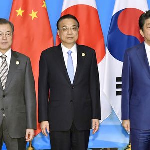 Le président sud-coréen, Moon Jae-in, et les Premiers ministres chinois, Li Keqiang, et japonais, Shinzo Abe, posent, mardi, avant l'ouverture de leur sommet organisé à Chengu, dans la province du Sichuan.