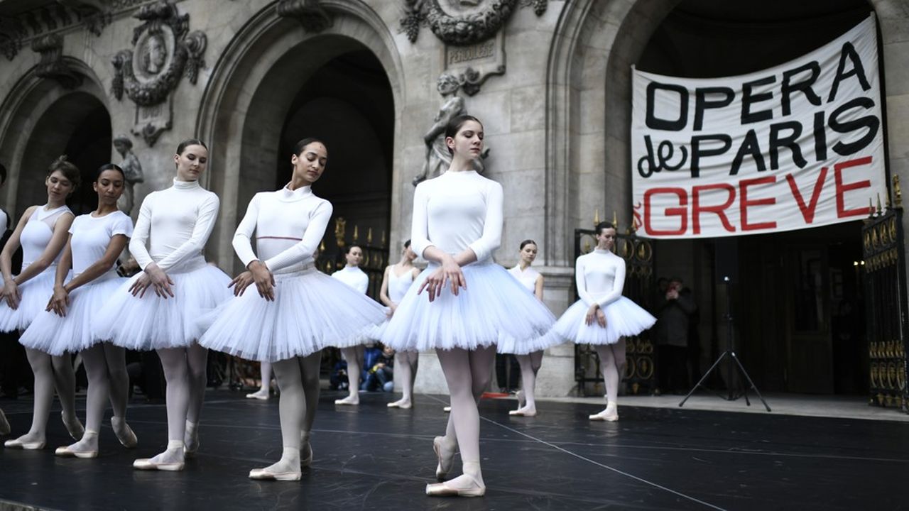 Le corps de ballet de l'Opéra de Paris a improvisé une courte séquence du « Lac des Cygnes » devant le Palais Garnier le 24 décembre.